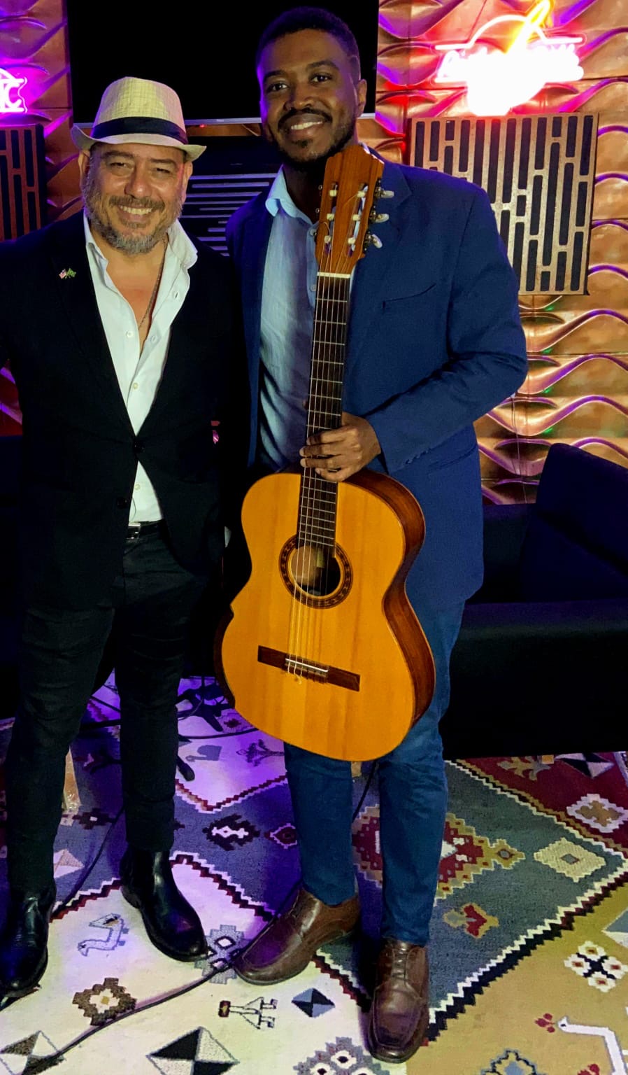 Noites de Gravatá ganham charme internacional com show “Romances”, de Armando Fuentes e Daniel Bruno